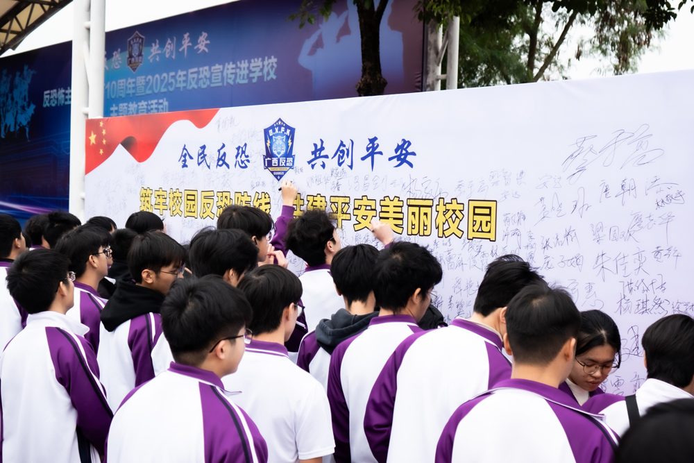 ʦÉúÔÚÊðÃûǽÉÏÊðÃû ʦÉúÔÚÊðÃûǽÉÏÊðÃû