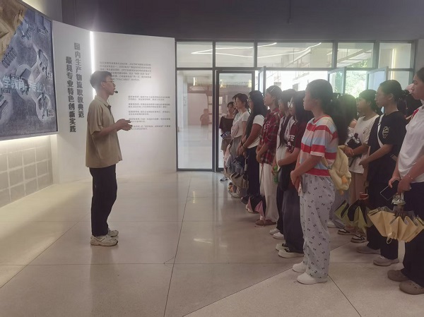 ͼ3 ѧÉúÂÃÐÐÆû³µ¹¤ÒµÖÇÄÜÎïÁ÷ʵѵÖÐÐÄ Í¼3 ѧÉúÂÃÐÐÆû³µ¹¤ÒµÖÇÄÜÎïÁ÷ʵѵÖÐÐÄ