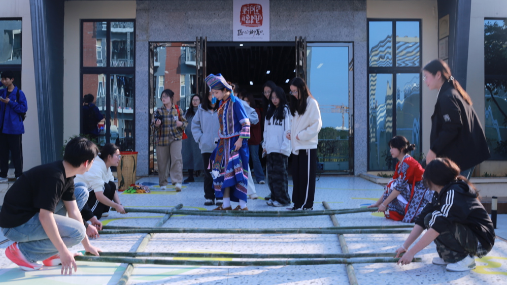 ʦÉúÌåÑé¡°¹ãÎ÷ÈýÔÂÈý¡±Öñ¸ÍÎè ʦÉúÌåÑé¡°¹ãÎ÷ÈýÔÂÈý¡±Öñ¸ÍÎè