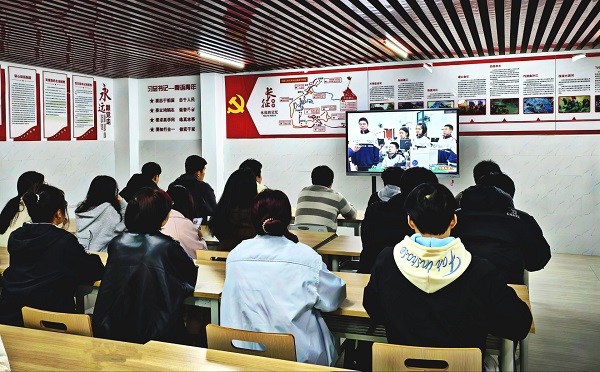 ������Ϣ����ѧԺ��֯��չ����ѧ��һ�Ρ�ѧϰ�