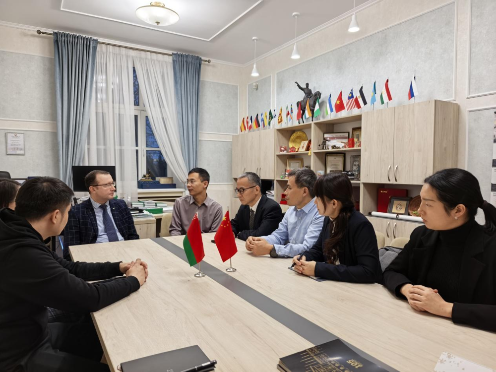 365���й�˾��������׶���˹�������մ�ѧ���︱У����̸��