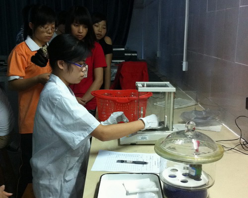 20120522171701560 ͼ2 ²ÎÈüÑ¡ÊÖÕýÔÚ¾ÙÐгÆÁ¿²Ù×÷