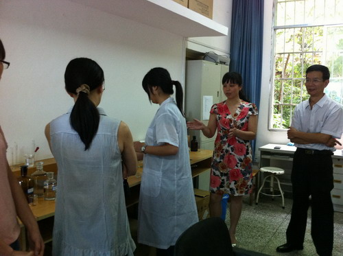 20120522171753707 ͼ3 Ö¸µ¼ÏÈÉúÏò¹ÛĦµÄϵ²¿Ïòµ¼¼°Ñ§Éú½â˵¾ºÈü¹æ³Ì