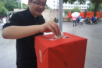 20120604101611457 ÏÈÉúͬÑâÆð¾¢ÎªÈÚË®¶«»ªÐ¡Ñ§µÄº¢×Óļ¾è°®ÐÄ