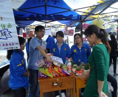 20120604101728497 ÏÈÉúͬÑâÃÇÕýÔÚÈ«ÐÄÌôÑ¡ÉÌÆ·