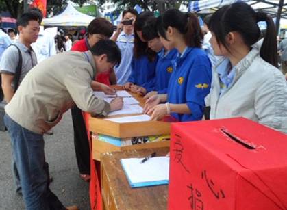 20120604101847343 ÏÈÉúͬÑâÆð¾¢ÎªÈÚË®¶«»ªÐ¡Ñ§µÄº¢×Óļ¾è°®ÐÄ