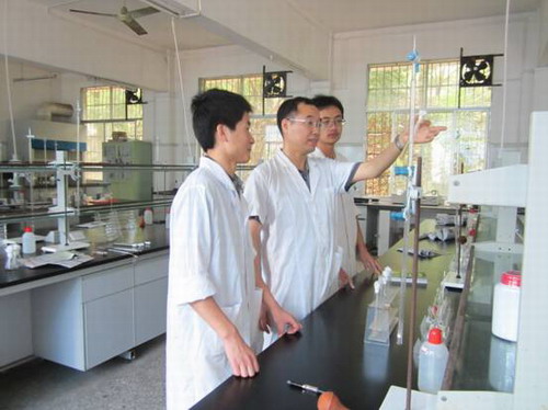 20121010173920482 覃俊达先生举行实验操作树模