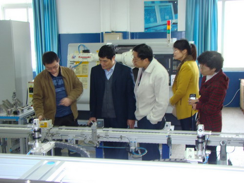 20121128113730985 »úµç¹¤³ÌϵʵѵÎ÷ϯÏòÀ´±ö½éÉÜ×Ô¶¯»¯Éú²úÏßµÄÔË×÷