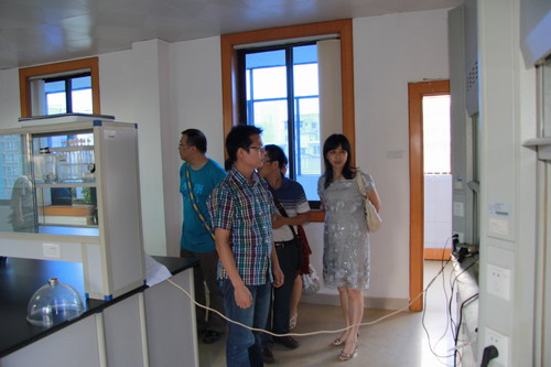 20130522115030293 ͼ¶þÏÈÉúÃÇÔÚ΢ÉúÎïÄ¥Á·ÊÒÂÃÐÐ