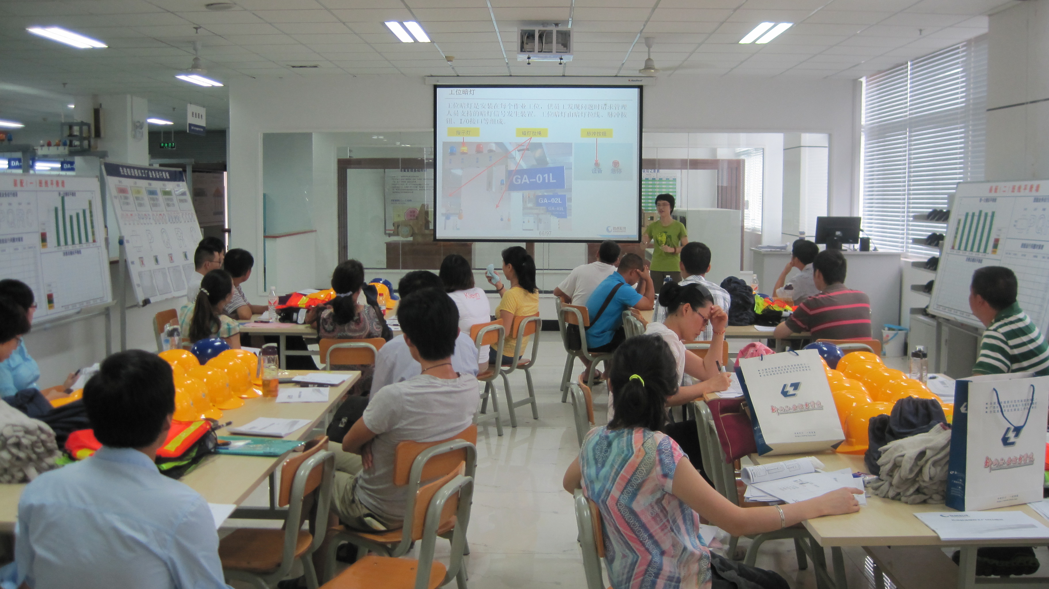 20130719095139680 图为教练员王浩澂先生在授课