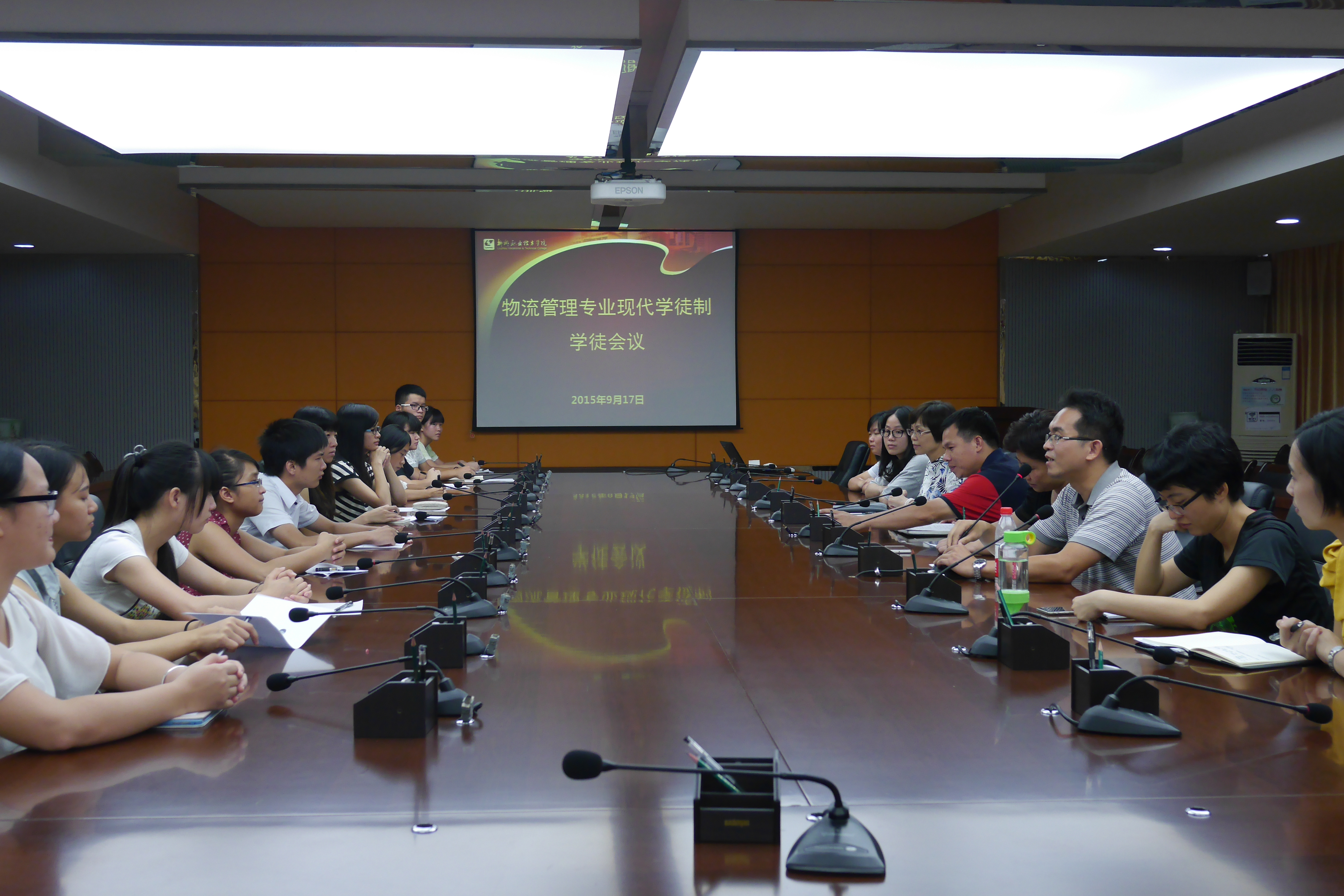 ����ʦ��ѧͽ�ڽ���ѧϰ