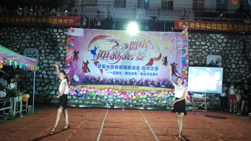 ���շ���רҵŮ��˫��ǡǡ���ݳ�