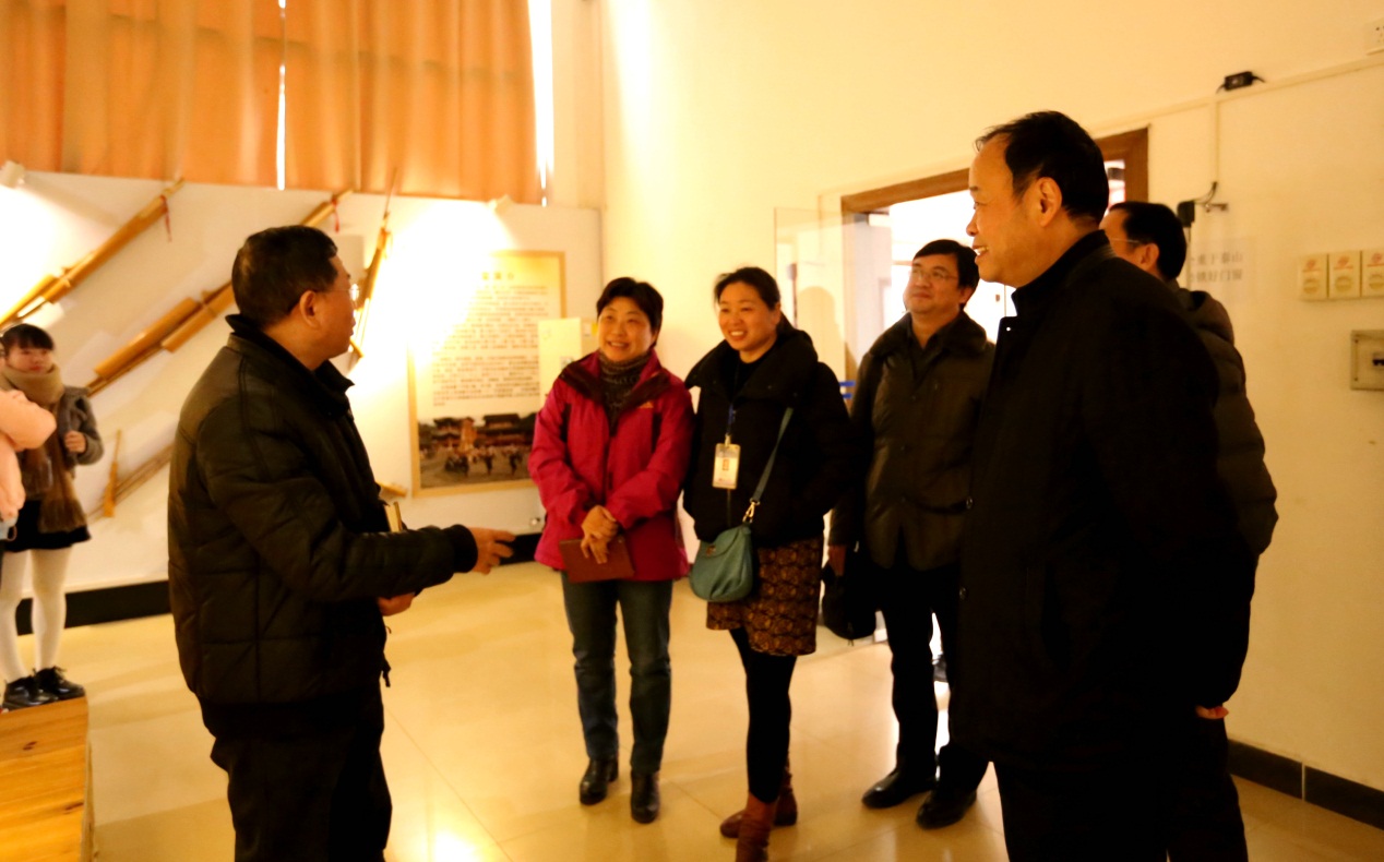 20151221083956147 ºÎÐǴ渱Ժ³¤ÔÚ½â˵ºØÖÝѧԺ×åȺÎÄ»¯²©Îï¹Ý