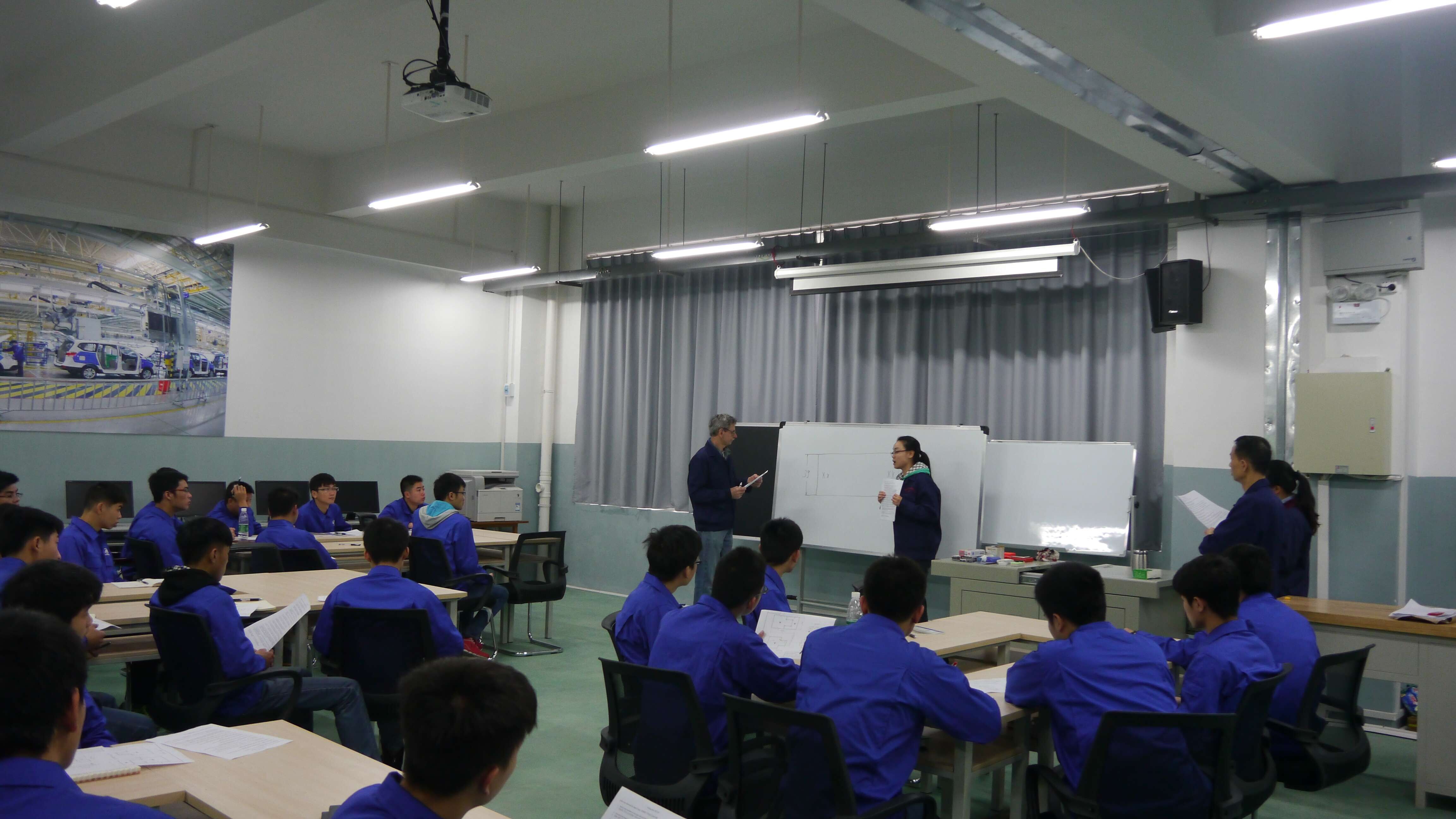 20160324105812860 Josef WernerÏÈÉúÔÚ¸ø¡°Ë«ÔªÖÆ¡±ÊÔµã°àѧÉú½²ÊöÀíÂÛ֪ʶ