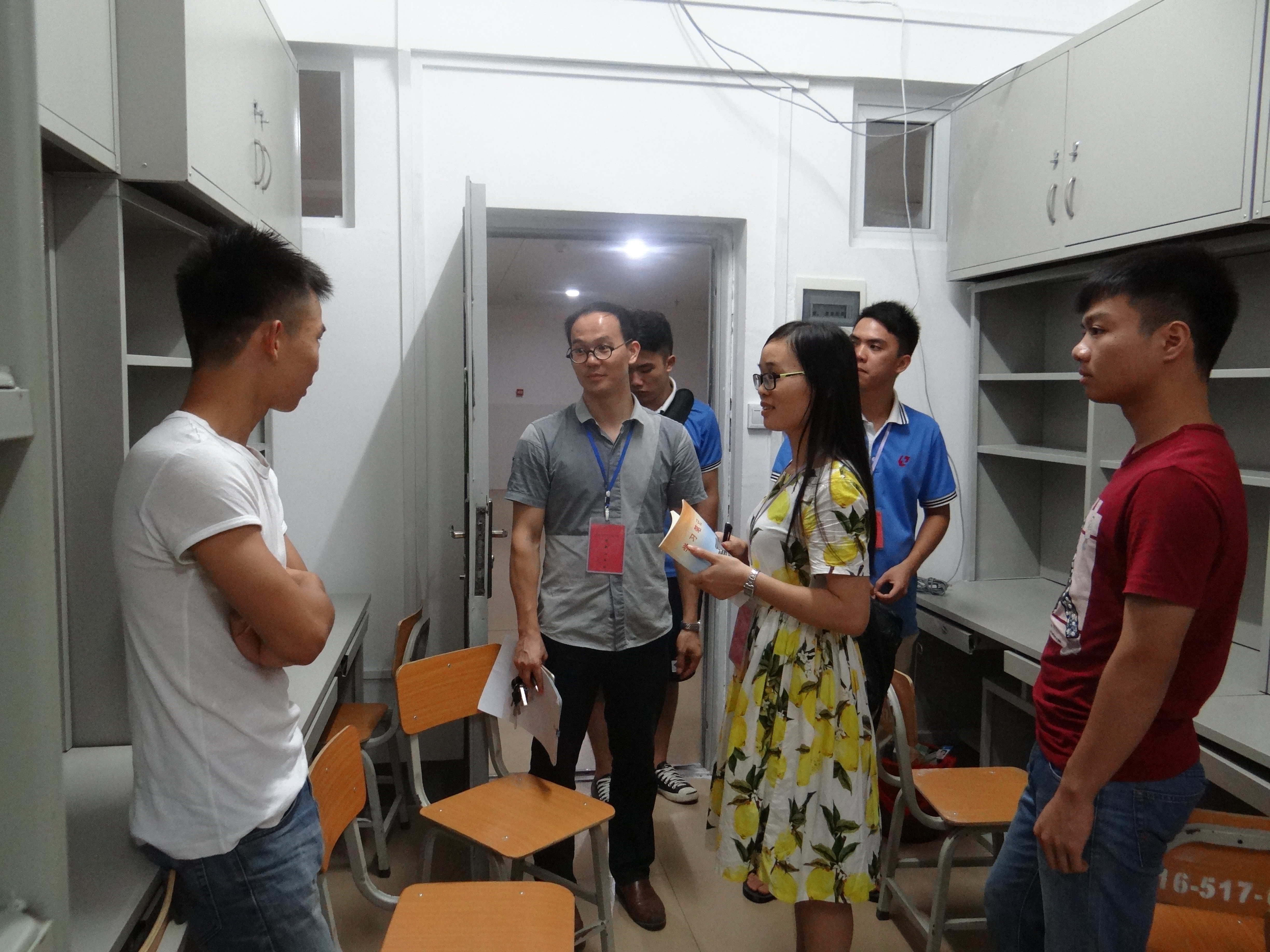 20160912120846134 »úµçѧԺΤΰ¿Æ³¤¼°ÐÂÉúÏòµ¼Ô±µ½¸÷ÐÂÉúËÞÉá×ß·Ã̸Ìì¡£