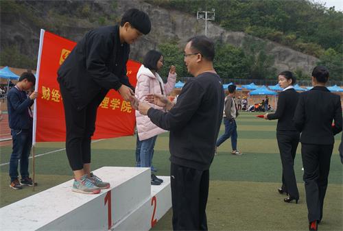 Τ���Ϊ���˷����佱