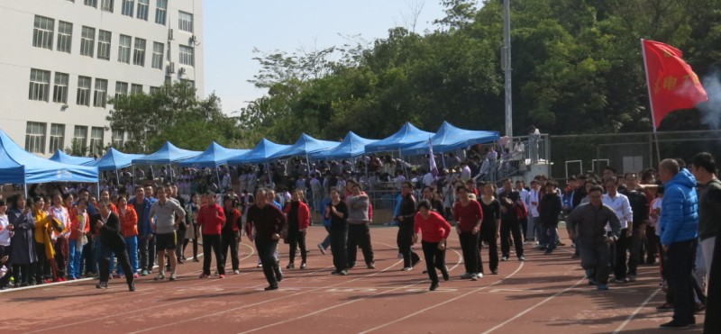 ��ΰ�����������ʯ����У��������Ƚ�����ܻ��ʦ����ʮ��50��ӭ�������