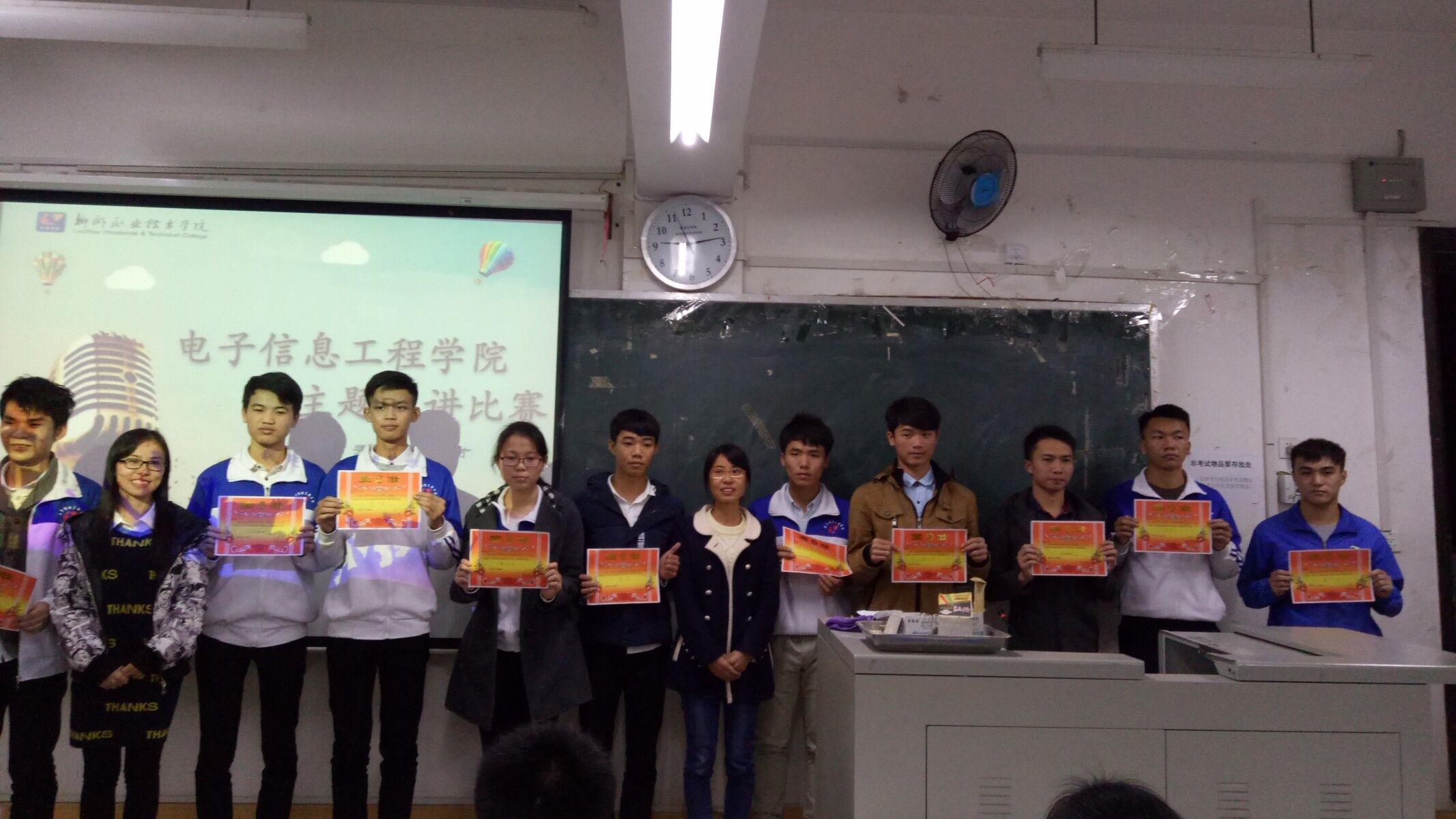 20161212095515639 Ïòµ¼Ô±Îª»ñ½±Ñ¡ÊÖ°ä½±