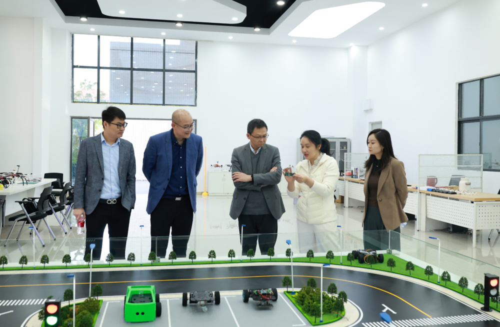 717b193679b546d7a643efc3b85f14bc ÂÃÐÐÆû³µÑ§Ôº(1)