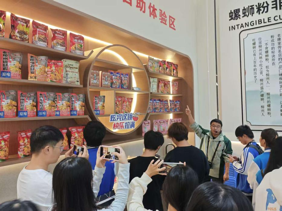 ����У��ѧ���߽���������ʳ�Ｏ�����޹�˾