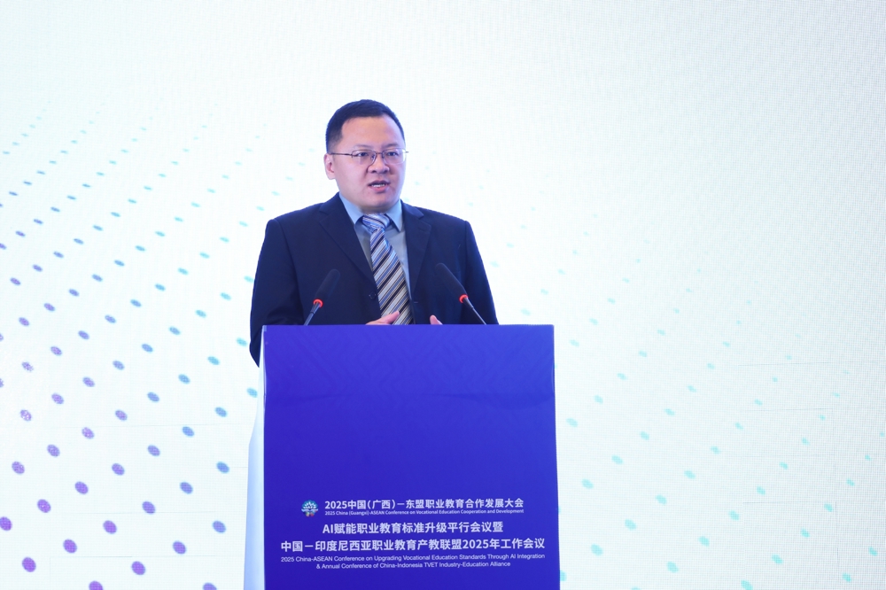 Dong Yunpeng delivered a keynote report