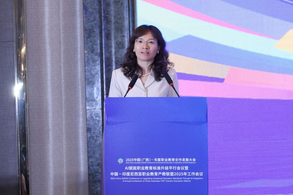 Wei Lin, President of Guangxi Eco-Engineering Vocational and Technical College, presided over the release of the alliances development achievements and the signing of cooperation agreements