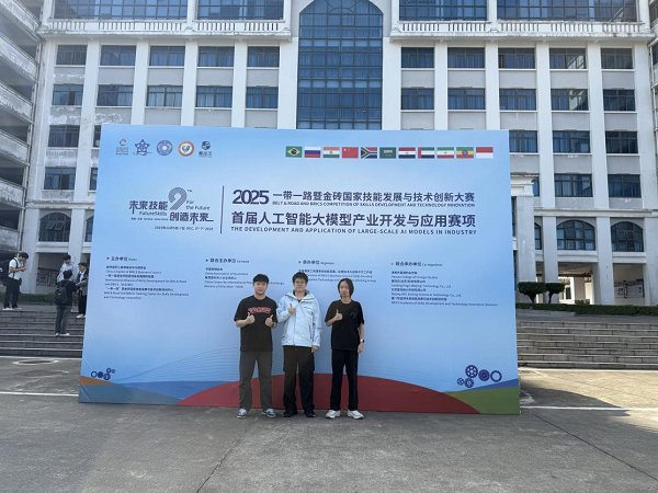 LZPU teachers and students at the competition site