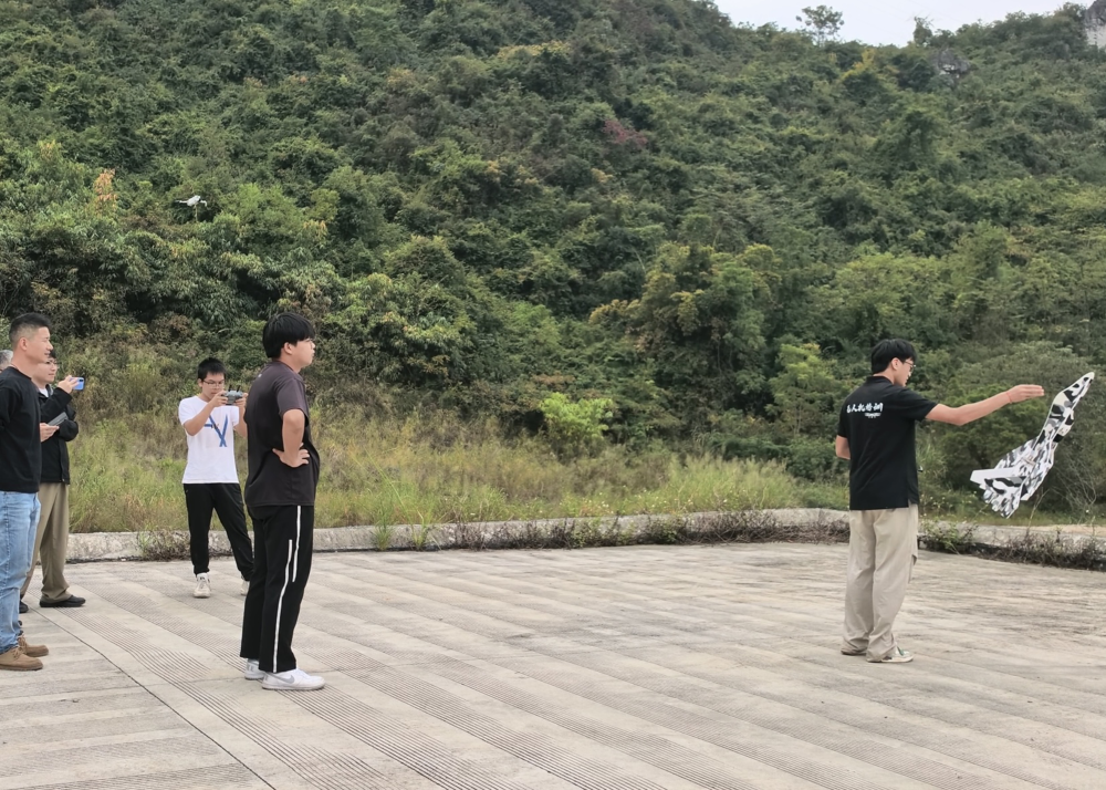 Э���Ա������ʵ������ѧϰ��ģ����