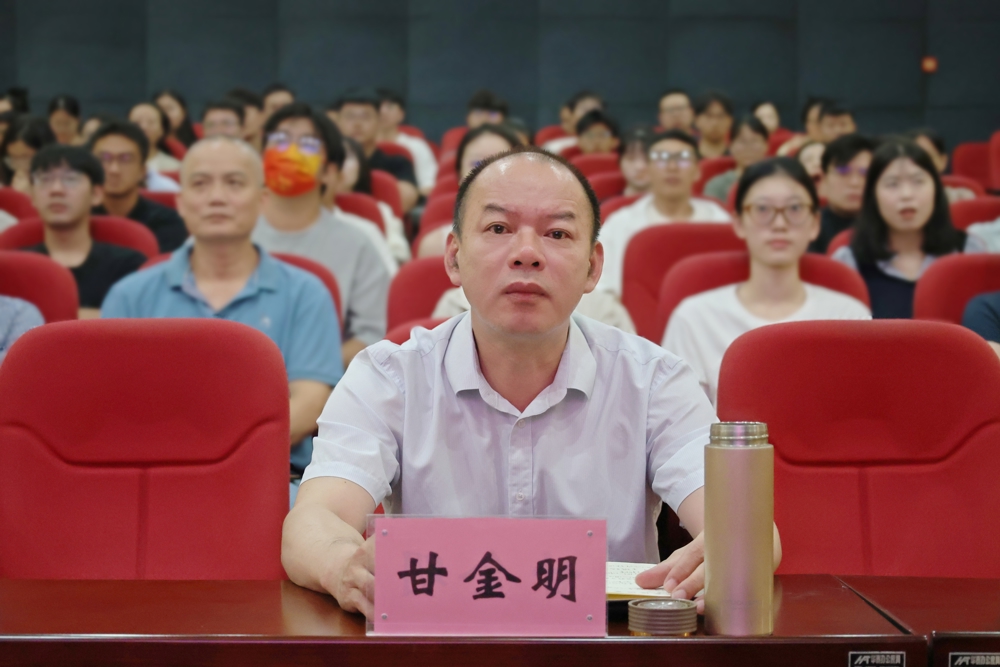 ¸Ê½ðÃ÷ÔÚѧУ·Ö»á³¡²Î»á ¸Ê½ðÃ÷ÔÚѧУ·Ö»á³¡²Î»á