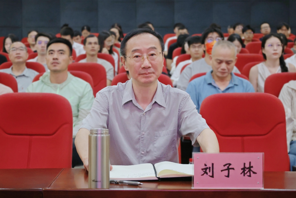 µ³Î¯Êé¼ÇÁõ×ÓÁÖÔÚѧУ·Ö»á³¡²Î»á µ³Î¯Êé¼ÇÁõ×ÓÁÖÔÚѧУ·Ö»á³¡²Î»á